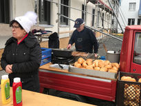 Ehepaar Maierhof mit ihrem "Grillmobil" hatte die nötigen 150 Würstchen im Nu parat